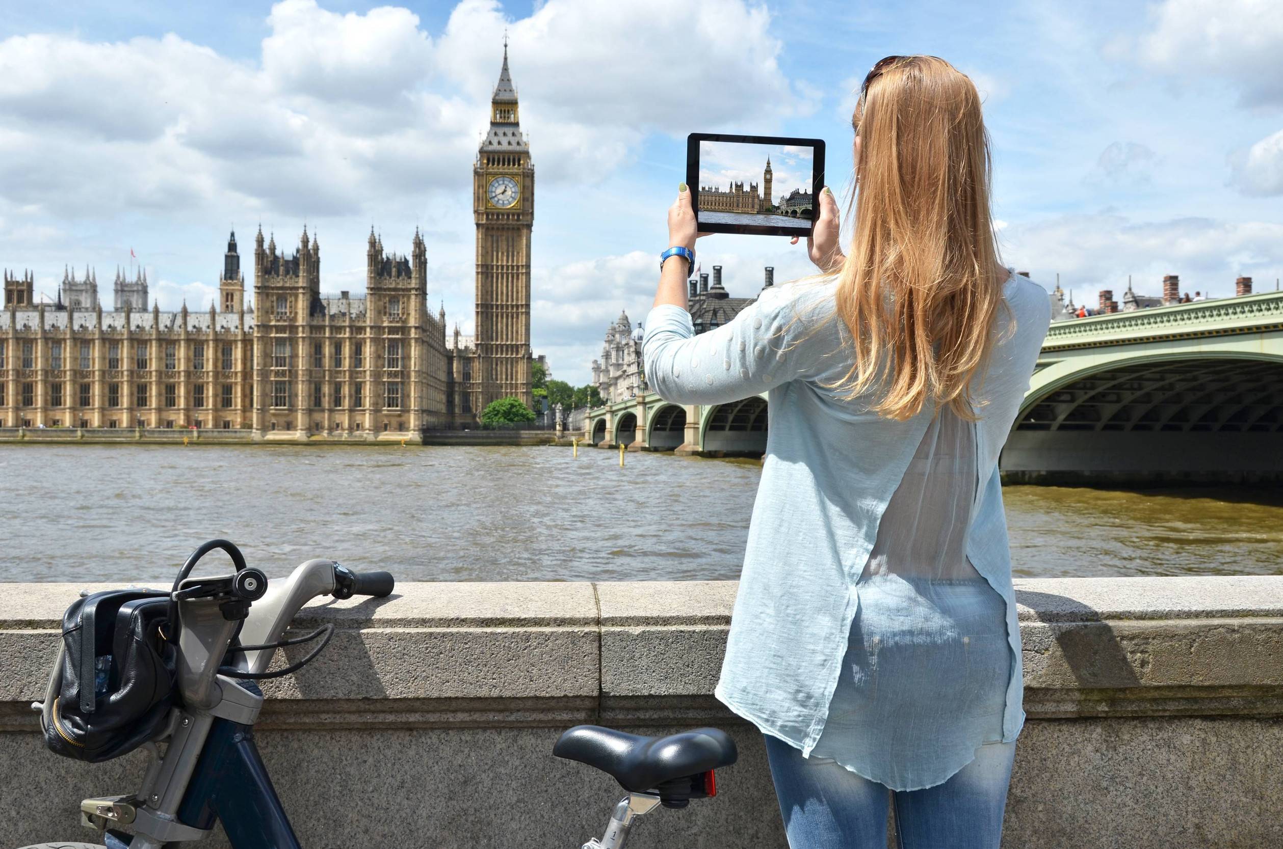 Big Ben On The Screen Of A Tablet